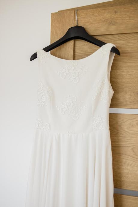 Svadobné šaty s výstrihom na chrbte, 38