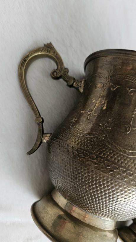 Pár zdobených mosadzných džbánov / pohárov, orient, 