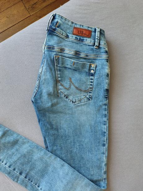 Modre obtiahnute rifle, m