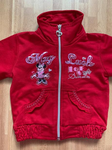 Červený dievčenský sveter, 86