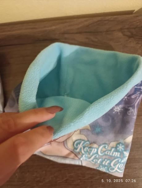 Nákrčník a čiapka,