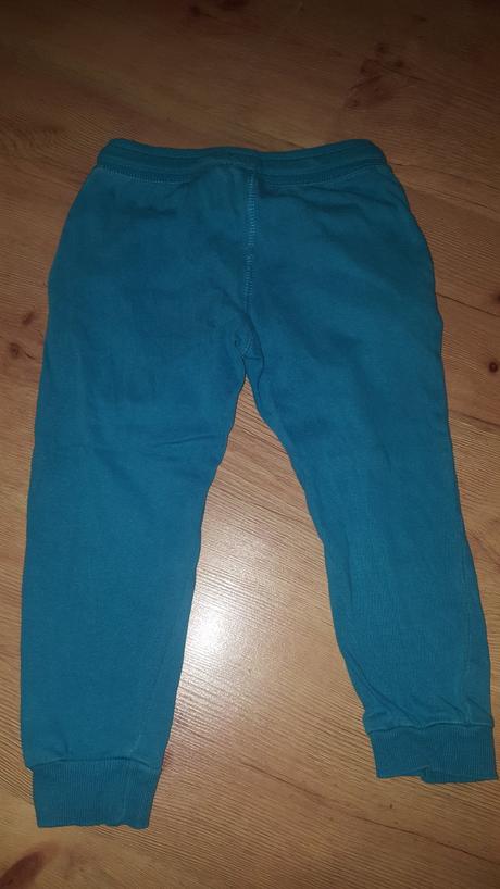 Tyrkysove tepláky, 104