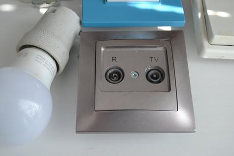 Rôzne komponenty elektrickej inštalácie 6ks, 