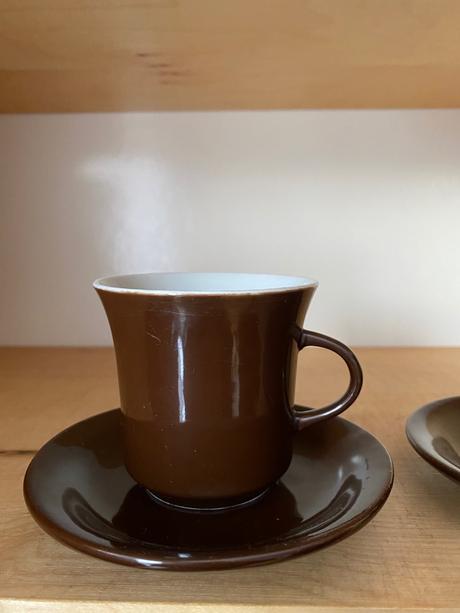 Krásne staré retro dve hnedé šálky s podšálkami, 