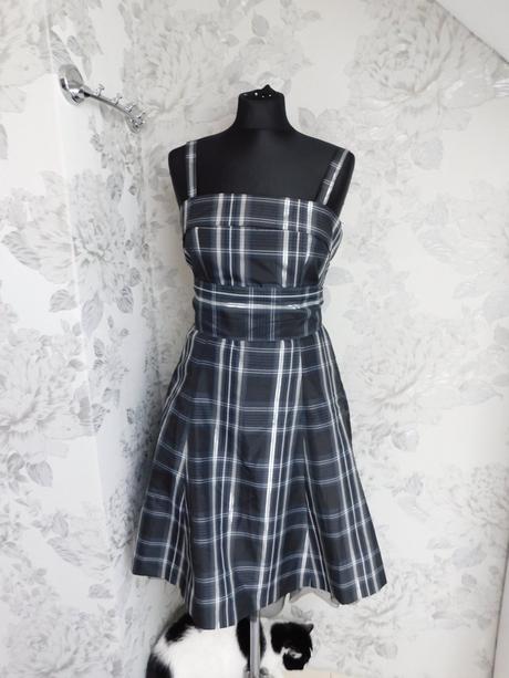 Pekne trendy karo korzetove šaty, 36