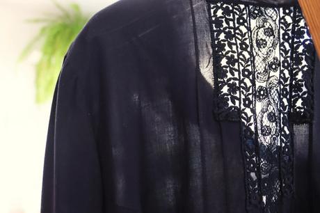 Tmavomodrá romantická blúzka s filigránskou čipkou, promod,m