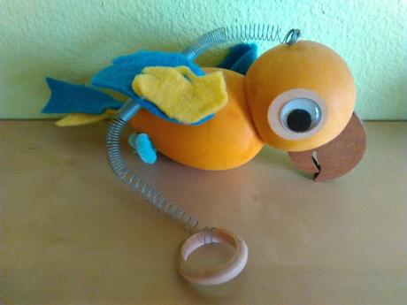 Drevený vtáčik na pružinke, 