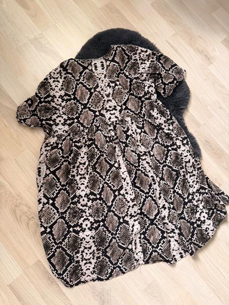 Zara šaty a hadim vzorom vzdusne volne, zara,m