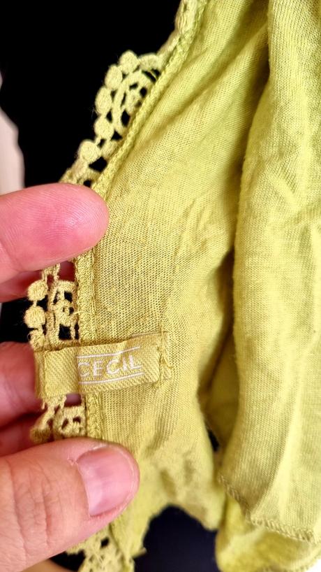 Zelenožltý tenký šál, 