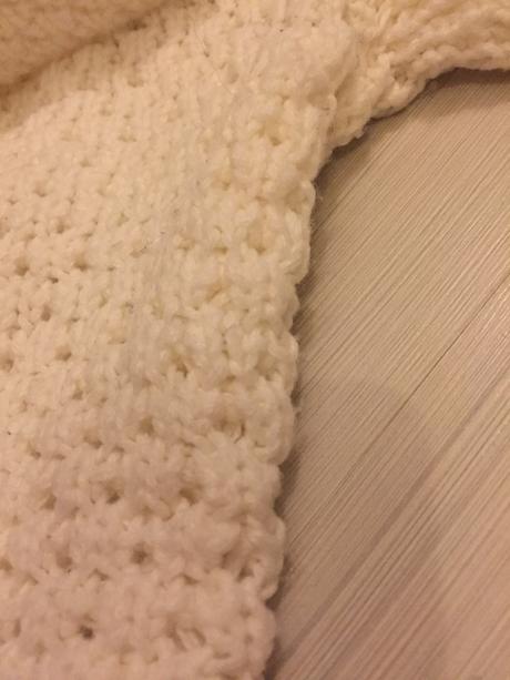 Biely teply pulover, s