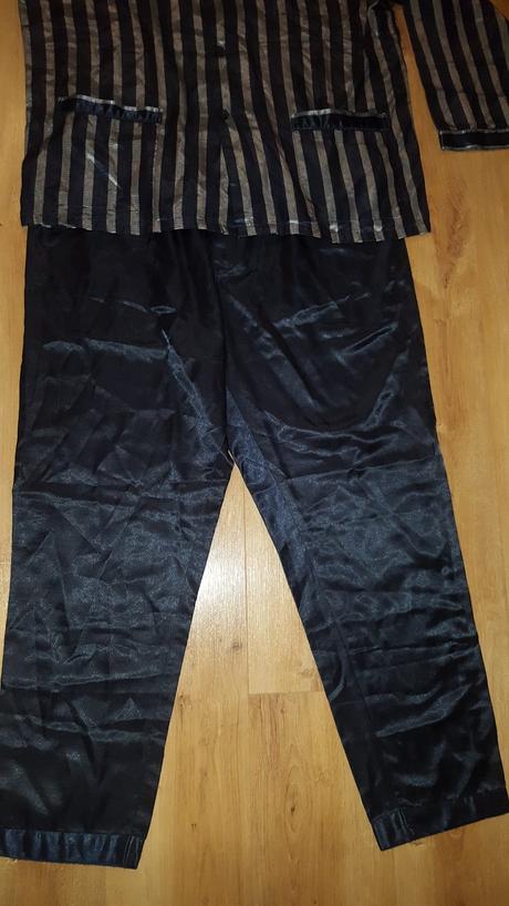 Saténové pyžamo, 52