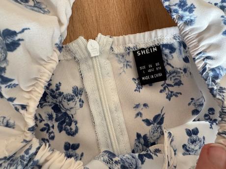 Biele šaty s modrými kvietkami, l