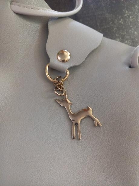 Mala seda kabelka zo srnkou, 