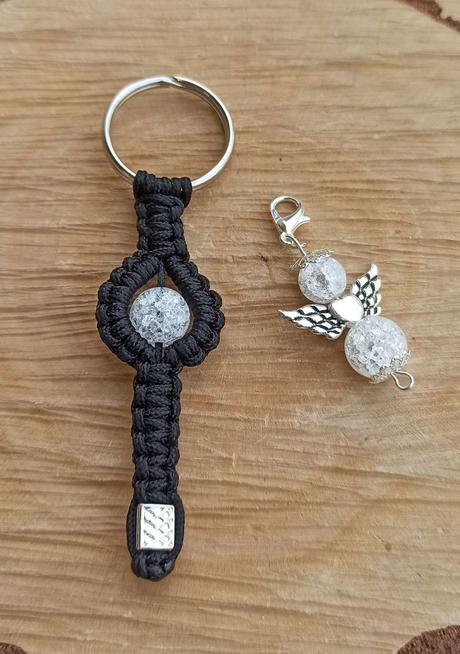 Kľúčenky s menami anjelikom z minerálov a korálok, 