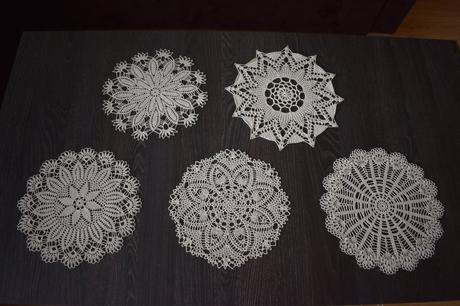 Béžové háčkované dečky, 