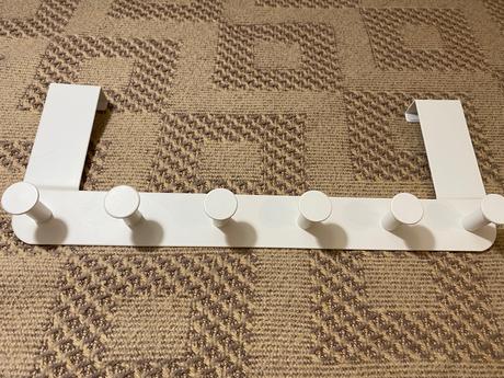 Krásny biely vešiak na dvere,