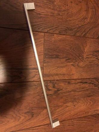 Matná kovová uchýtka na komodu,