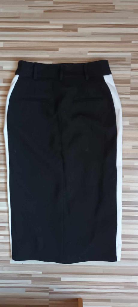 Sukňa podšívkovaná zn. idano, 38