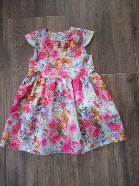 Kvetované šaty, 110