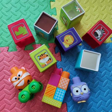 Senzorické kocky a mega blocks jazdiace zvieratka,