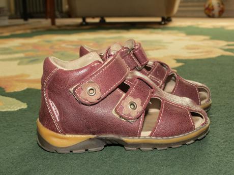 Pegres malo nosené sandálky, 22