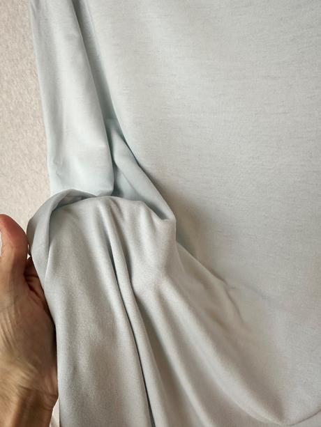 Minimalistické belasomodré tričko, s