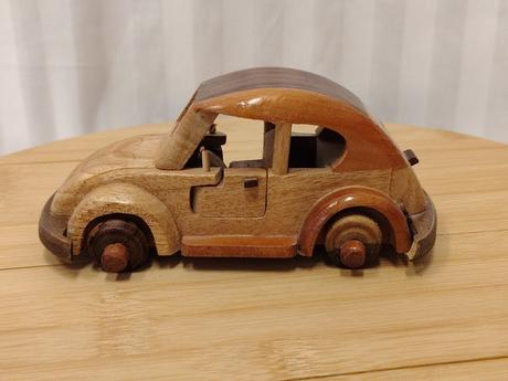 Umelecký vintage drevený model vw beetle 90. roky,
