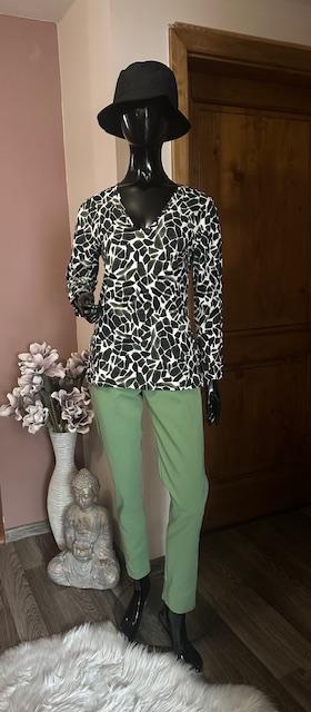 Zeleno biely top so vzorom a výstrihom zn. magenta, l / m