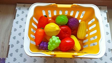 Box plný hračiek a stolička v 1, tučniak, 