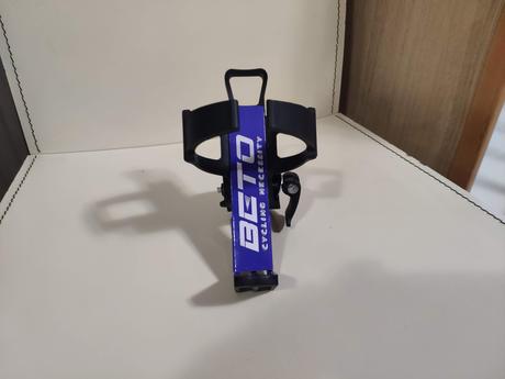 Drziak na flasku na kolobezku,