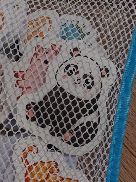 Kocky, kniha, nálepky, podložka,