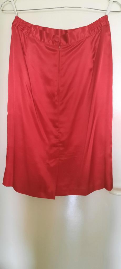 Kostým saténový s vyšivkou, vel. 40, 40