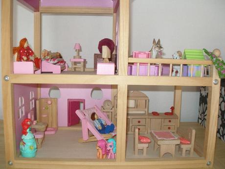 Drevený domček s nábytkom, 