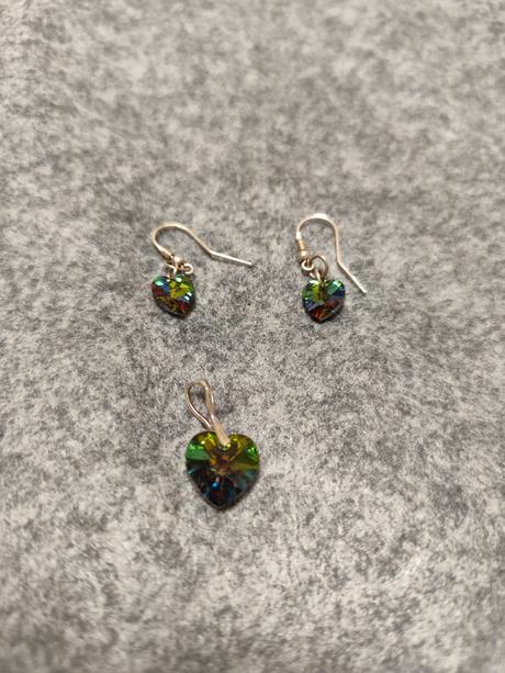 Náušničky a privesok v tvare srdiecka s kamienkami, 