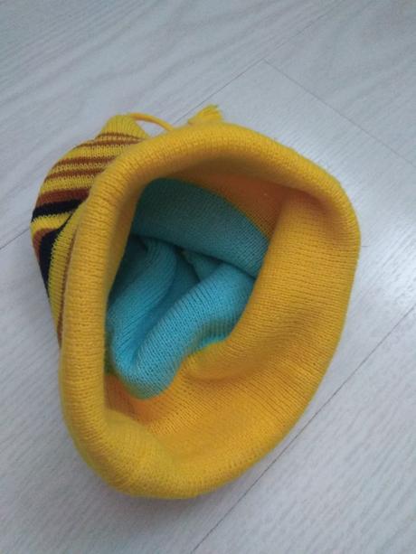 Žltá čiapka so šálom, 104