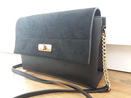 Čierna kabelka so zlatými detailami, 