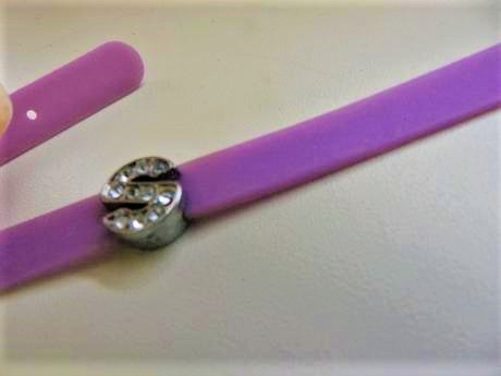 Plastový náramok s monogramom s, 