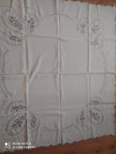 Vyšívaný obrus 128x135 -30eur,