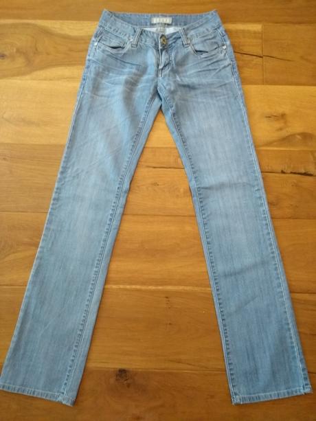 Svetlomodré dámske rifle, 34