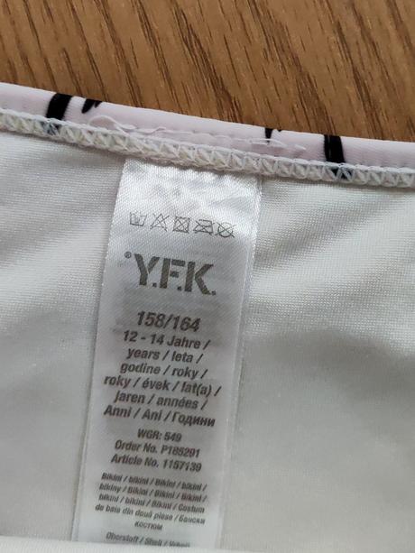 Dievčenské plavky, 158