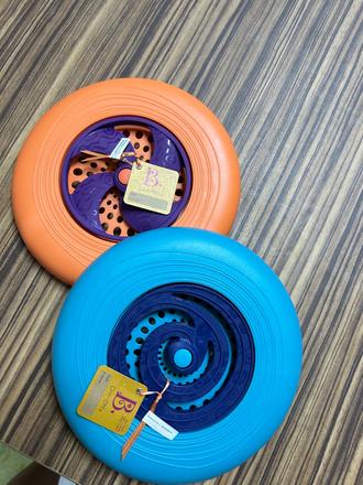 B.toy farebne lietajúce taniere,