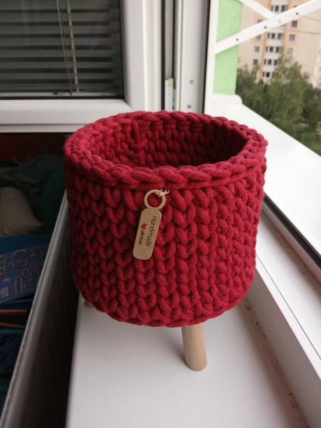 Háčkovany kosik na nozkach, 