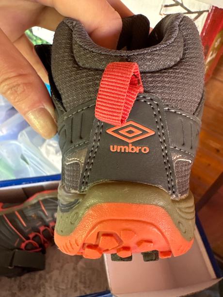 Turisticke nepremokave tenisky, umbro,32