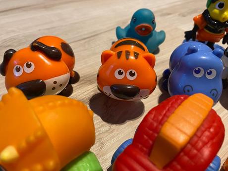 Malé dinosaury autá, zvieratká s krútiacimi hlavam, 