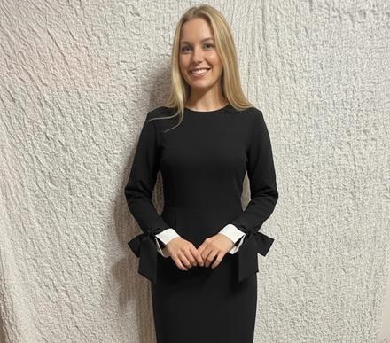 Elegantné čierne šaty s bielymi manžetami a mašlam, s