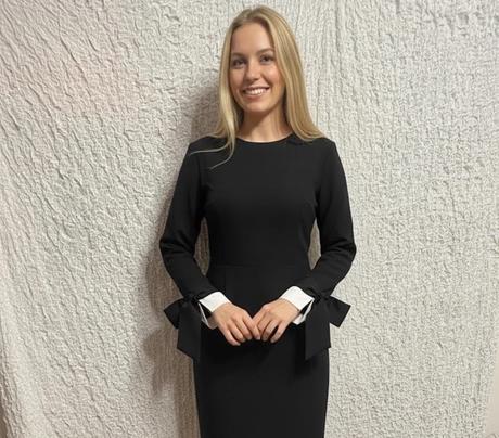 Elegantné čierne šaty s bielymi manžetami a mašlam, s