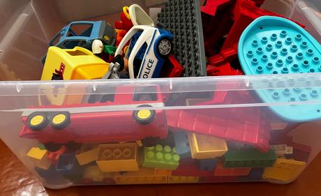 Krabica plna lego duplo, 