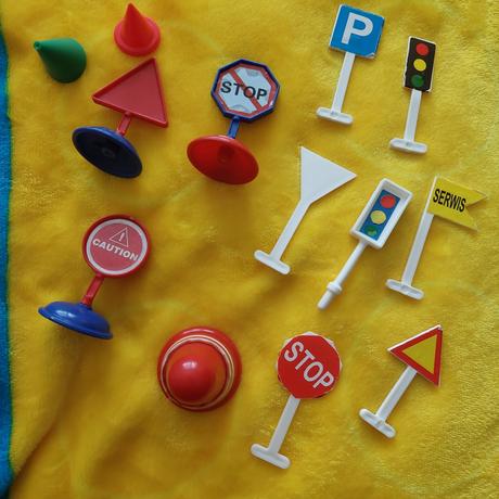 Dopravné značky a kuželky 13 ks, 