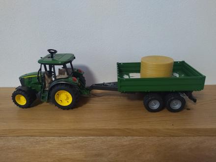 Bruder traktor s vlečkou, 