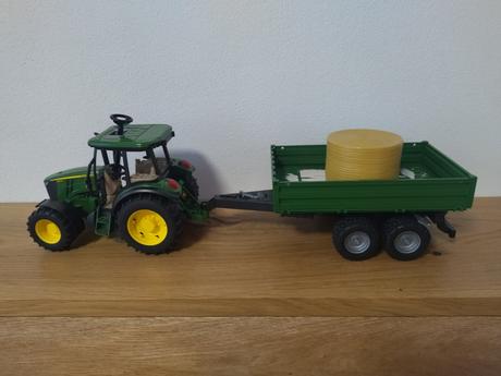Bruder traktor s vlečkou, 